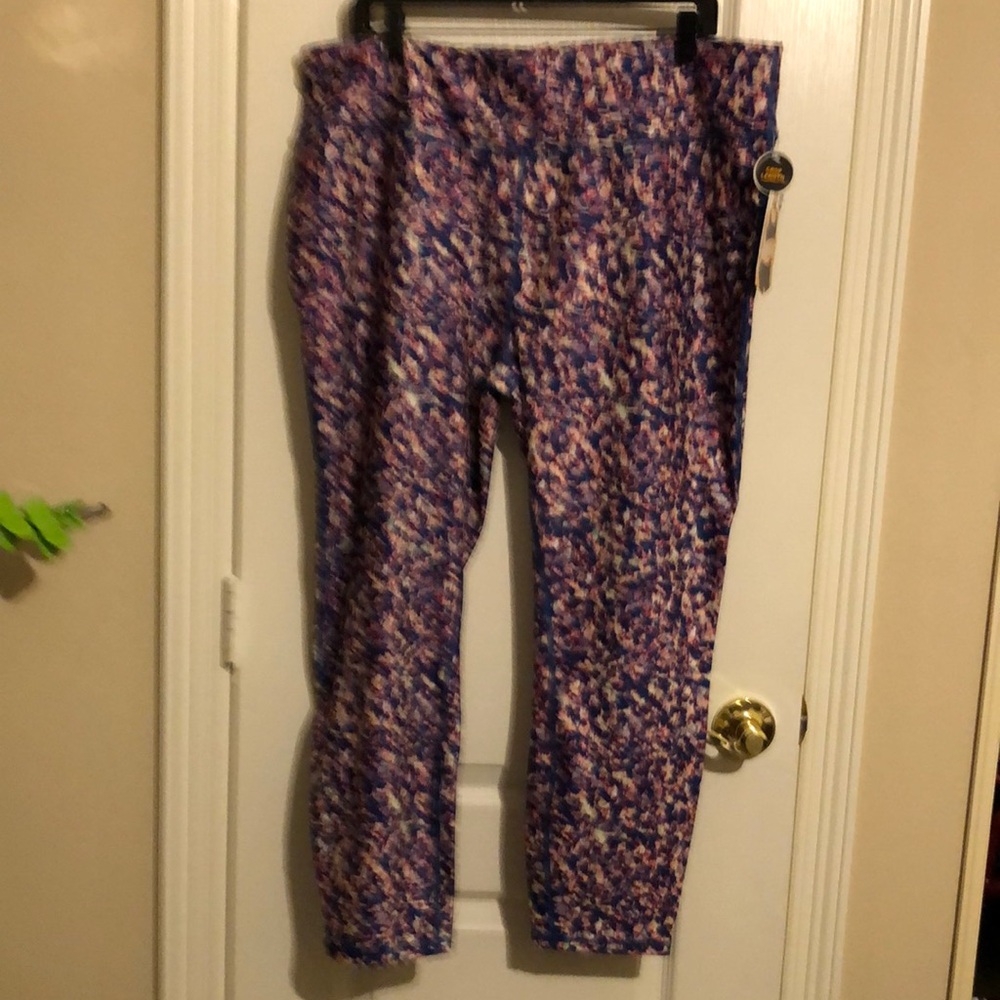 NWT AVIA Fashion Legging Size 16- 18 .